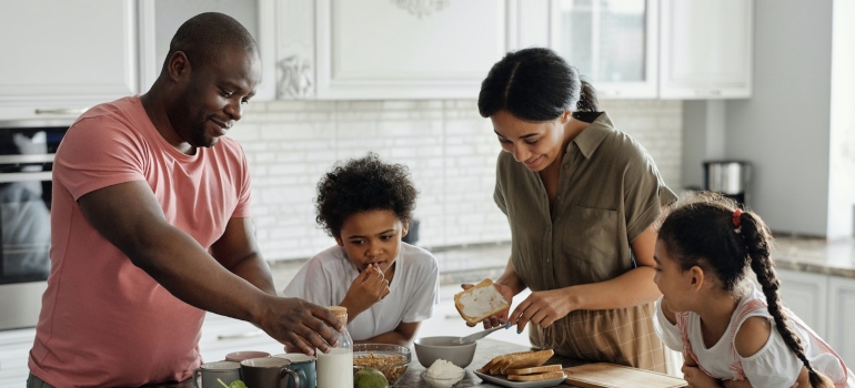 A family making food following a kosher guide to cooking thanksgiving dinner.